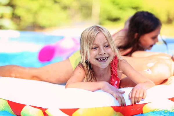 Kleine Kinder Haben Einem Heißen Sommertag Freude Pool — Stockfoto