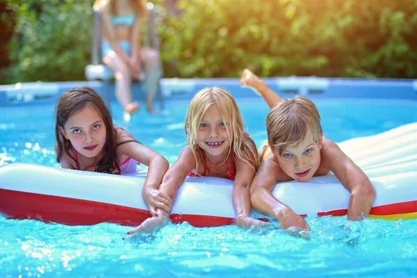 Kleine Kinder Haben Einem Heißen Sommertag Freude Pool — Stockfoto