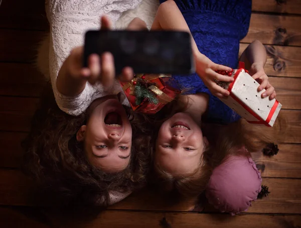 Jóvenes Amigos Toman Una Selfie Con Teléfono Regalos Navidad —  Fotos de Stock
