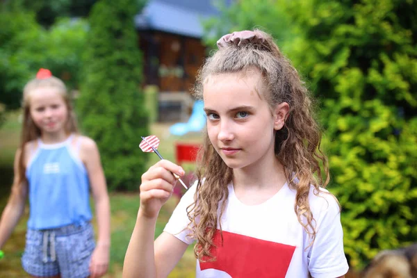 Zwei Junge Freunde Spielen Dart Freien — Stockfoto