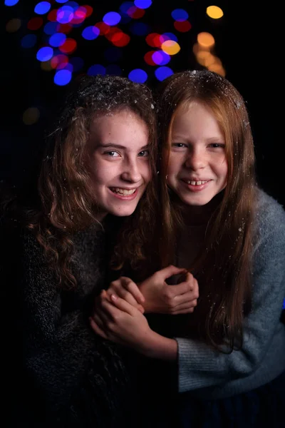 Young Friends Have Fun Laugh Winter Day — Stock Photo, Image