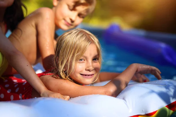 Kleine Kinder Haben Einem Heißen Sommertag Freude Pool — Stockfoto