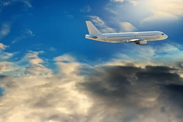 Avião Voando Contra Belo Céu — Fotografia de Stock