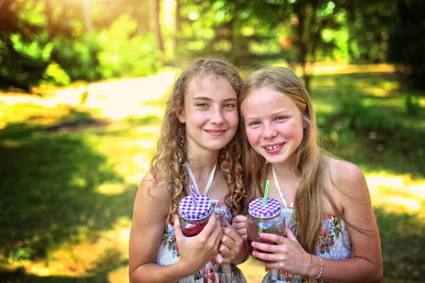 Young Friends Drink Lemonade Hot Day — Stock Photo, Image