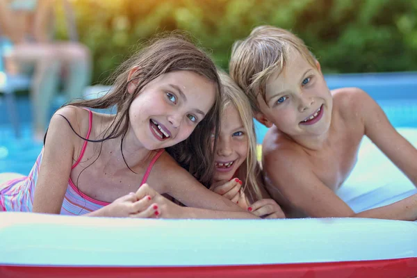 Malé Děti Mají Radost Bazénu Horkém Letním Dni — Stock fotografie
