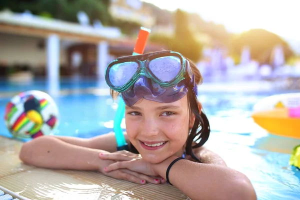 Fröhliches Und Lächelndes Junges Mädchen Mit Tauchermaske Pool — Stockfoto