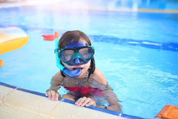 Fröhliches Und Lächelndes Junges Mädchen Mit Tauchermaske Pool — Stockfoto