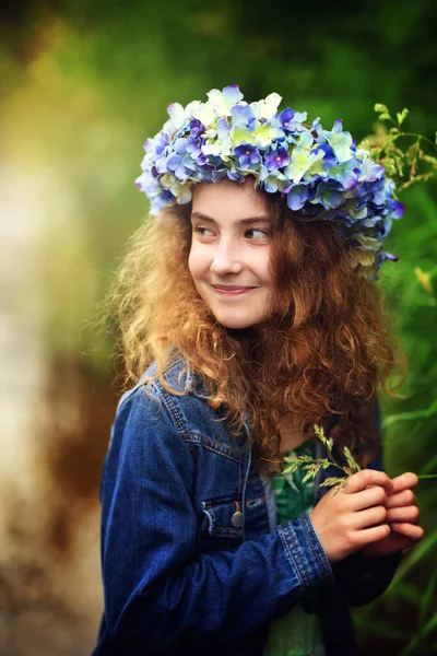 Gelukkig Tiener Een Krans — Stockfoto