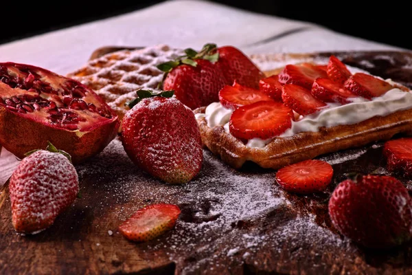 Gofres Crujientes Con Fresas Azúcar Polvo — Foto de Stock