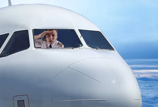 Capitano Che Guarda Fuori Dal Finestrino Dell Aereo — Foto Stock