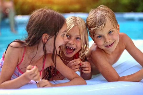 Děti Baví Bazénu Horkém Dni — Stock fotografie