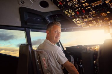 Kokpitteki uçağın gülümseyen pilotu.