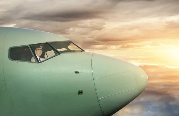 Capitán Mirando Por Ventana Del Avión — Foto de Stock