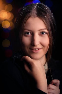 Genç kız kışın karlı akşamında