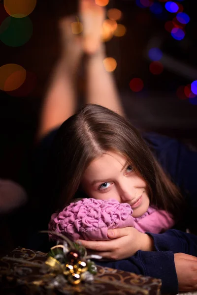 Young Girl Lies Home Winter Day — Stock Photo, Image