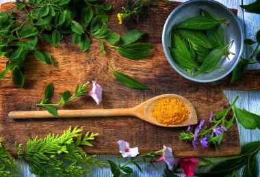 Mutfakta kaşıkta zerdeçal.