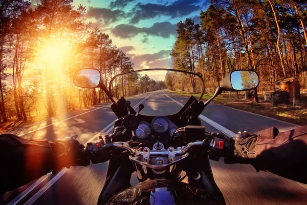 Motorcyclist Rides Road Sunny Day — Stock Photo, Image