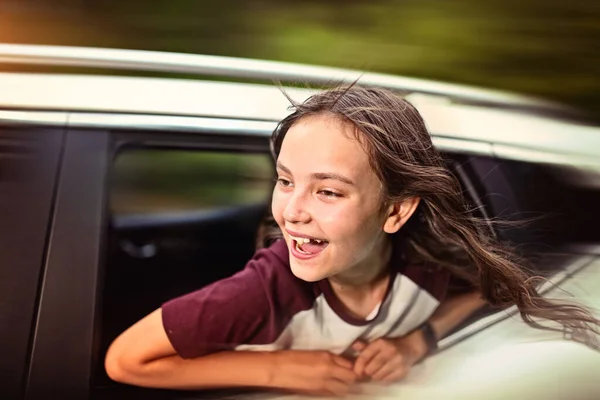 Uśmiechnięta Brunetka Nastolatka Prowadzi Samochód — Zdjęcie stockowe