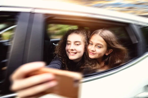Jeunes Filles Dans Voiture Prenant Une Photo Selfie Eux Mêmes — Photo