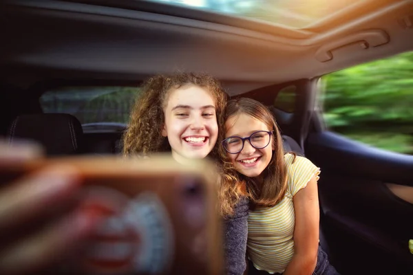 Chicas Jóvenes Coche Tomando Una Foto Selfie Mismos —  Fotos de Stock