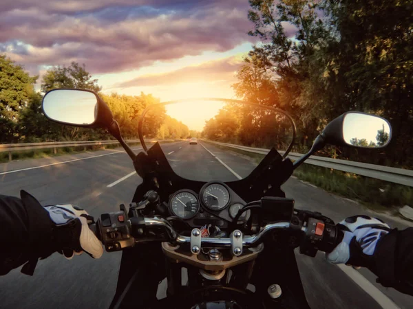 Motocyklista Jedzie Drogą Słoneczny Dzień — Zdjęcie stockowe