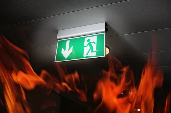 Notausgang Bei Brand Und Rauch Arbeitsplatz — Stockfoto