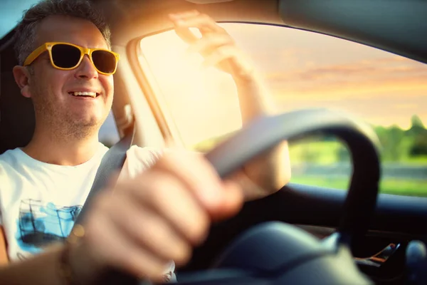 Smiling Driver Drives Car Sunny Day — Stock Photo, Image