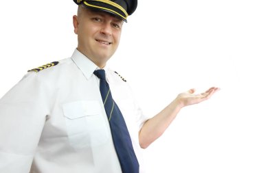 Üniformalı kaptan pilot beyazda izole edilmiş.