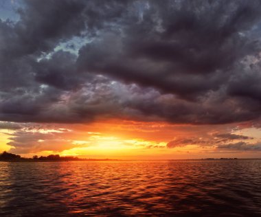 Polonya sahilinde güneşin güzel manzarası