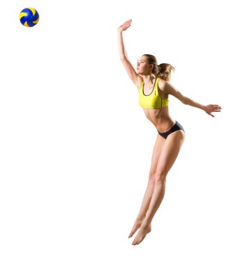 Genç kadın plaj voleybol oyuncu (ver topu ile)