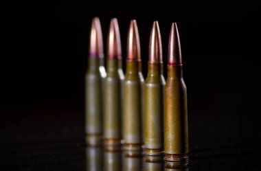 Cephane kartuşları siyah arka plan üzerine