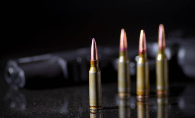 Cephane kartuşları siyah arka plan üzerine