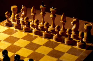 Satranç tahtası koyu arka plan üzerinde rakamlar ile