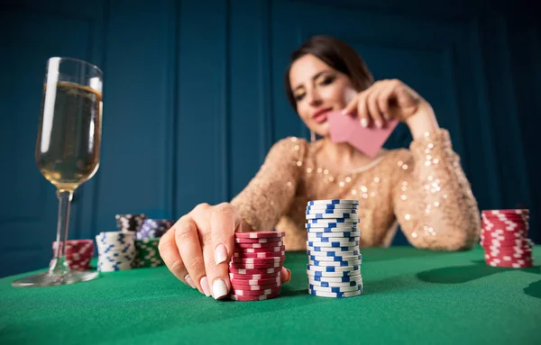 Mujer Joven Jugando Casino — Foto de Stock