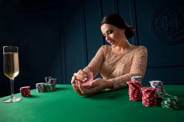 Mujer Joven Jugando Casino — Foto de Stock