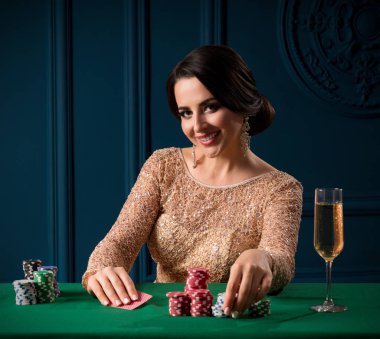 Casino oynamak güzel kadın