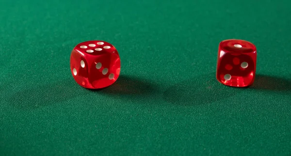Κόκκινο Τυχερά Παιχνίδια Ζάρια Στο Πράσινο Τραπέζι — Φωτογραφία Αρχείου