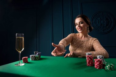 Casino oynamak güzel kadın