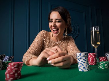 Casino oynamak güzel kadın