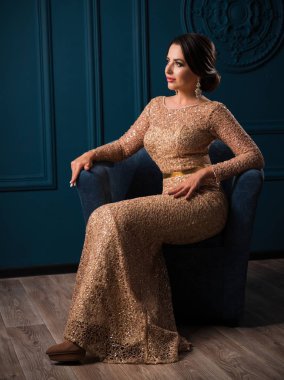 Genç bir kadının stüdyo resmi.