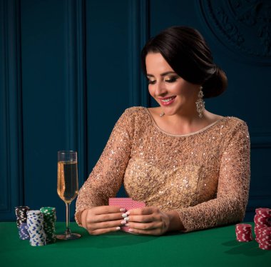 Casino oynamak güzel kadın