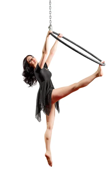 Mladá Žena Která Dělá Gymnastické Cvičení Kroužku — Stock fotografie