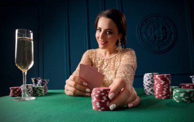 Genç kadın casino oynamak