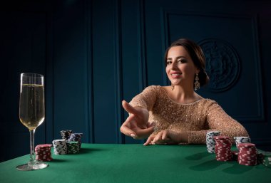 Genç kadın casino oynamak