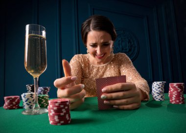 Genç kadın casino oynamak