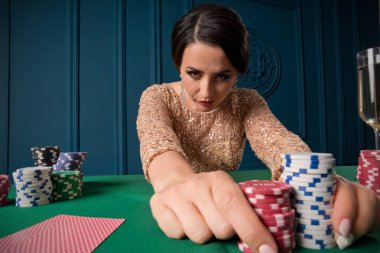 Genç kadın casino oynamak