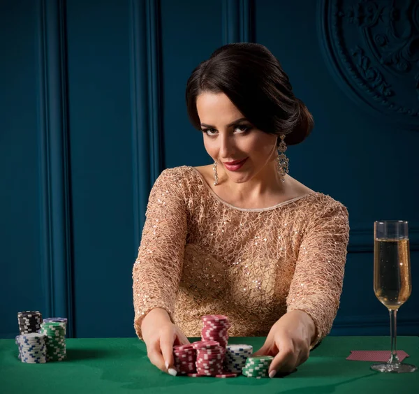 Genç kadın casino oynamak