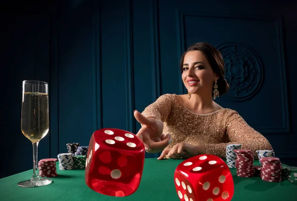Genç kadın casino oynamak