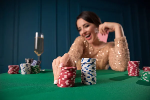 Mujer Joven Jugando Casino — Foto de Stock