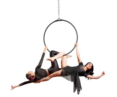 Genç kadın kasnak üzerinde jimnastik egzersizleri yapıyor